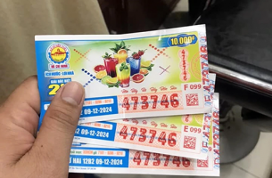 Về quê mua 10 vé số, người đàn ông trúng 10 tỉ và chia cho anh em ruột 